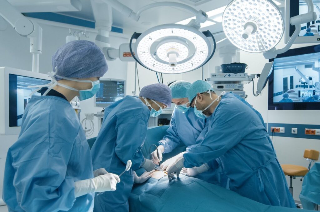 Ein medizinisches Team führt einen chirurgischen Eingriff in einem hellen, modernen Operationssaal durch