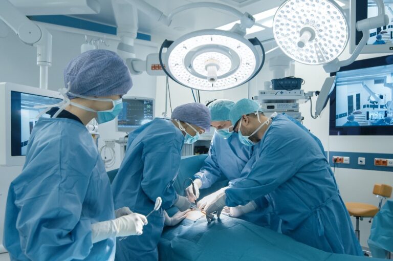 Ein medizinisches Team führt einen chirurgischen Eingriff in einem hellen, modernen Operationssaal durch