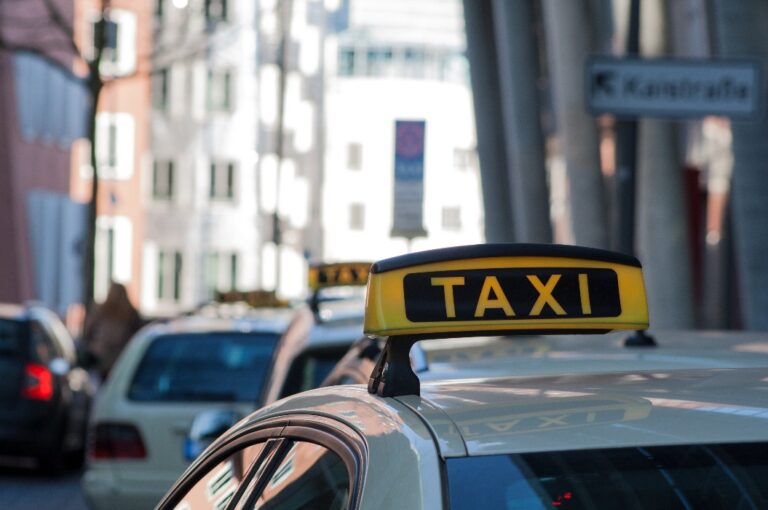 Taxis warten in Düsseldorf auf Fahrgäste und Passagiere